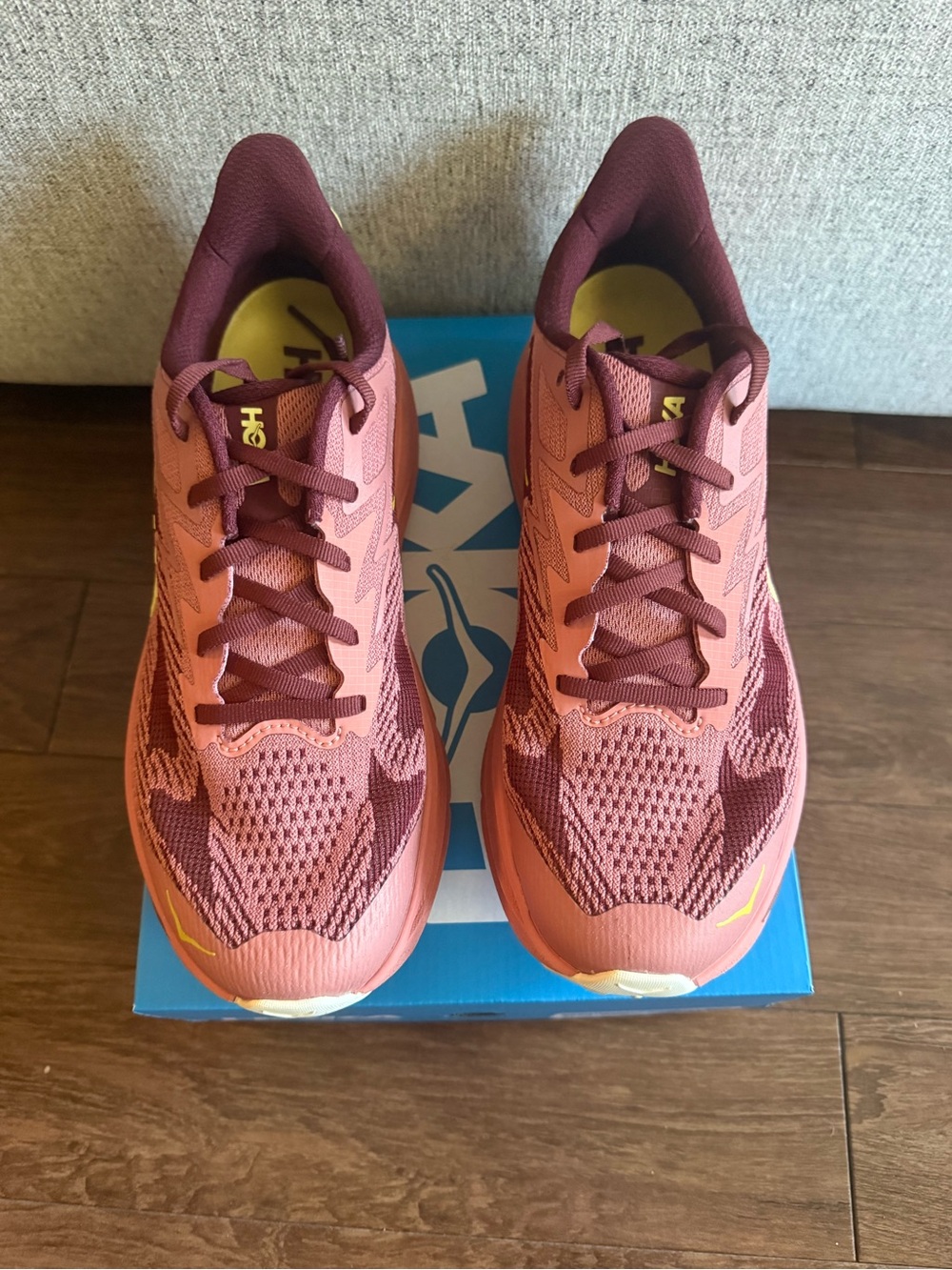 **NWT**HOKA Women's Challenger 8 Trail Running Shoes - Picture 3 of 4